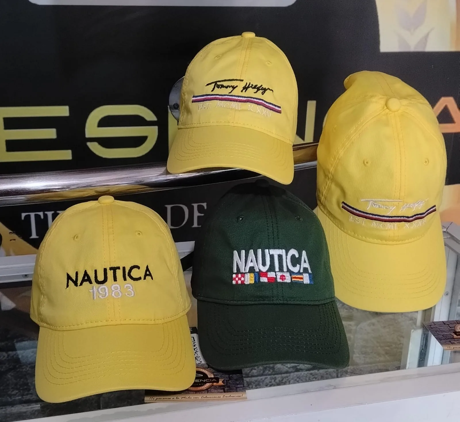 Gorras en estante Nautica y Tommy Hilfiger: 2 amarillas, amarilla Nautica 1983, verde Nautica (foto 16), disponibles en PRESENCIA, Cartagena