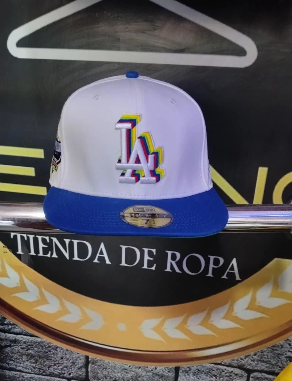 Gorra Dodgers LA blanca y azul, logo arcoíris, disponible en PRESENCIA, Cartagena